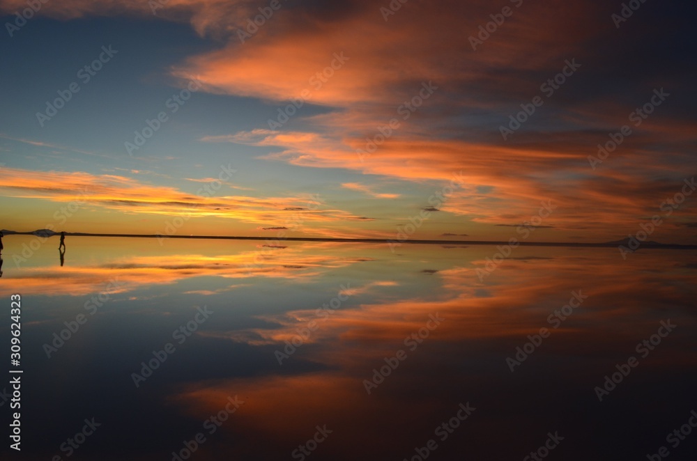 Fototapeta premium ウユニ 夕焼け 鏡張り 絶景