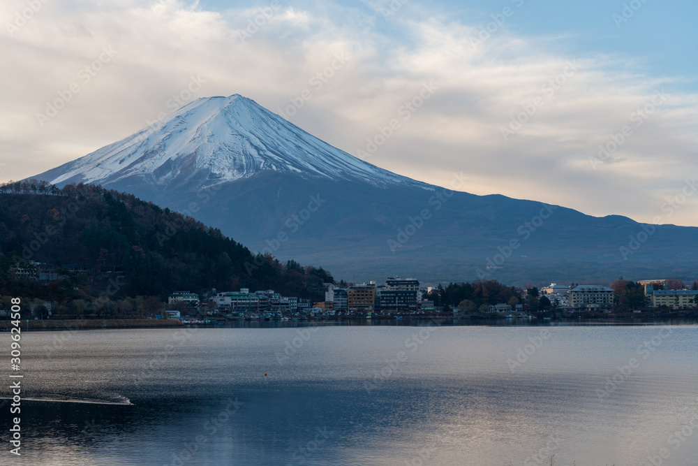 Der Fuji-san über dem Kawaguchi-See von der Stadt Fujikawaguchiko aus