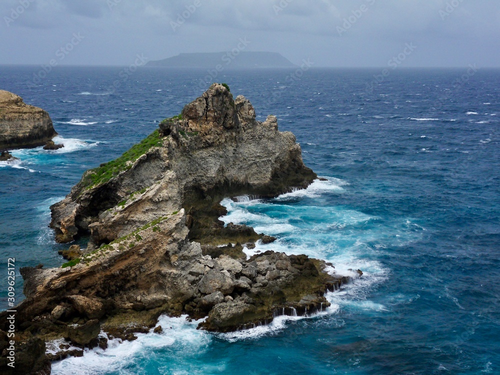 Fototapeta premium Rocher sur la mer