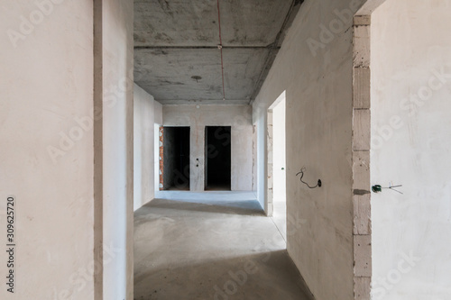 Russia, Omsk- August 05, 2019: interior room apartment. rough repair for self-finishing. interior decoration, bare walls of the room, stage of construction © evgeniykleymenov