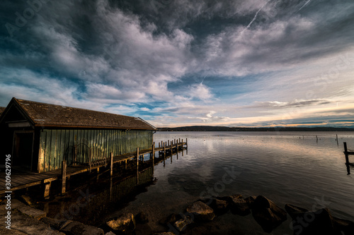 Fototapeta Naklejka Na Ścianę i Meble -  Blick über den Starnberger See bei Sonnenuntergang