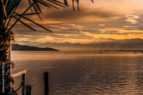 Blick über den Starnberger See bei Sonnenuntergang