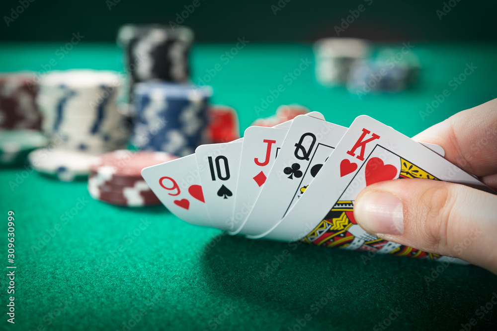 Ταπετσαρία Man plays poker in the casino