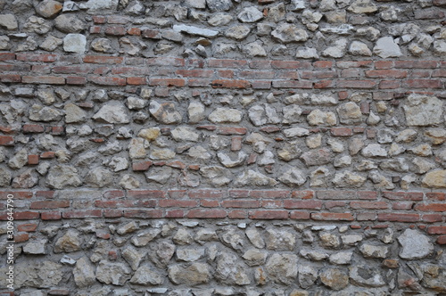 Muro a secco di mattoni e sassi