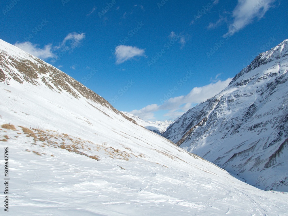 Obraz premium beautiful skitouring day in otztal alps in austria