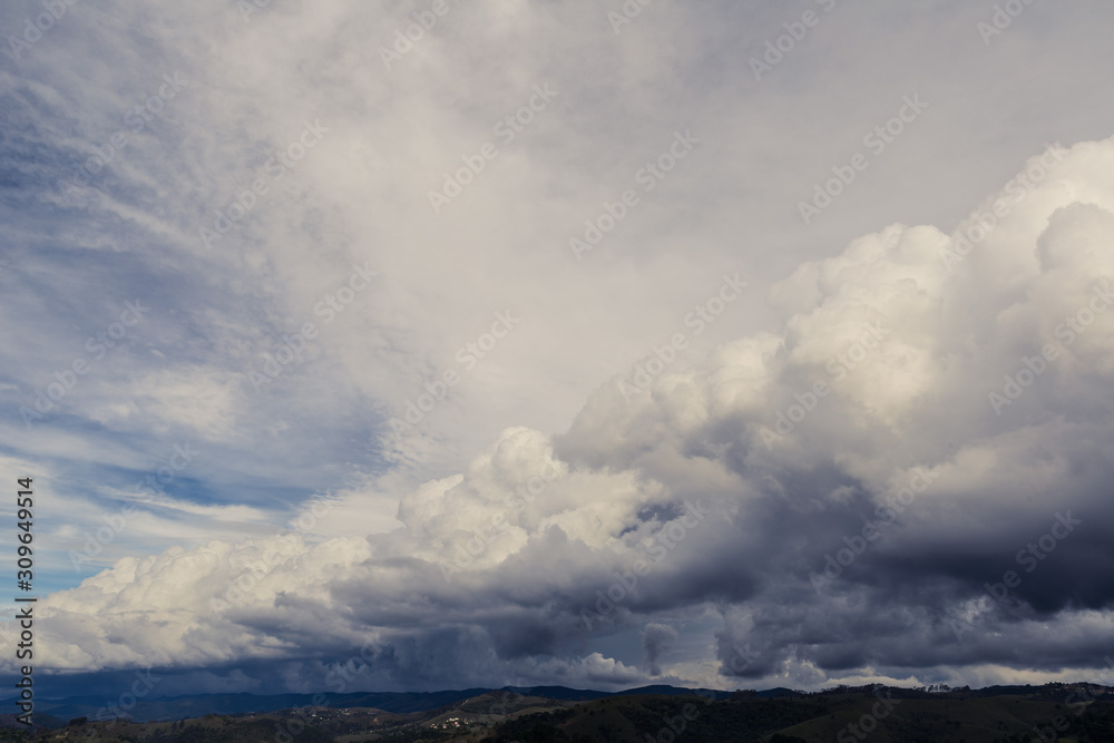 Formação de nuvens (Cumulus) antes de chuvas fortes na região da Serra da Mantiqueira,  São Paulo, Brasil