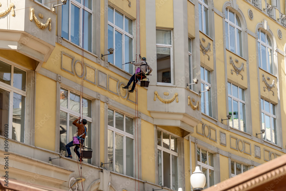 Obraz premium Window cleaners at work