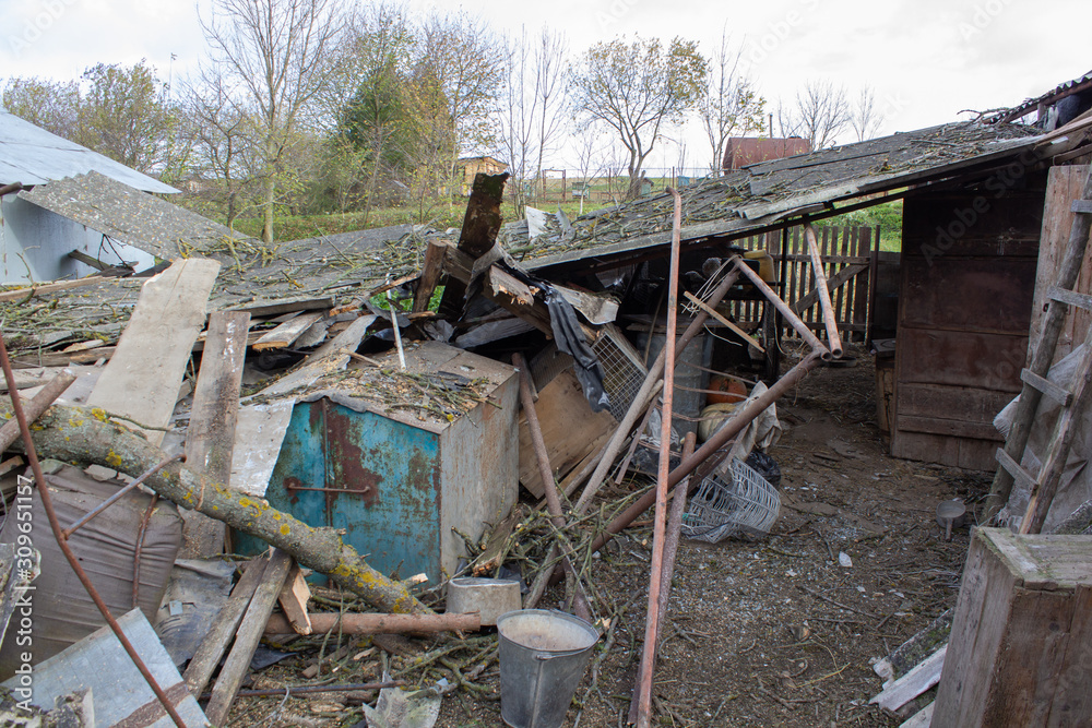 slum,abandoned rural homes are destroyed and destroyed by a hurricane