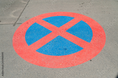 No Stopping sign, indicating the areas where parking & stopping are forbidden © vitleo