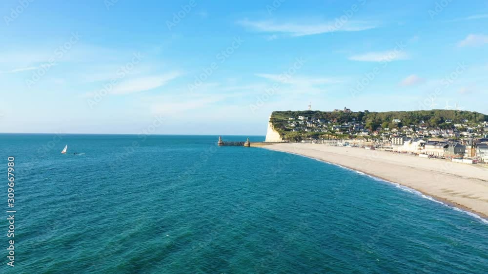 Vue de la plage et du port de Fécamp	