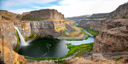 Fototapeta Naklejka Na Ścianę i Meble -  Beautiful Palouse with the Palouse river leading to the Snake
