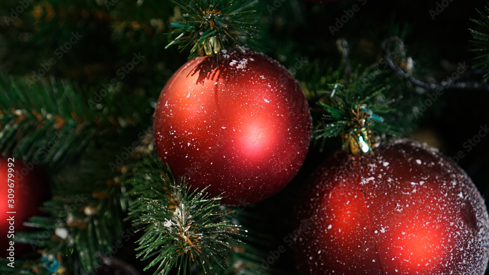 Obraz premium Christmas decorations on the Christmas tree. Red ball.