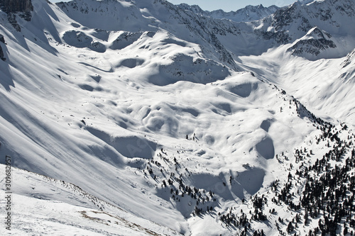 Blick von der Axamer Lizum Tirol in den Alpen auf die schneebedeckten Berge und Tiefschneehang bei Neuschnee im Winter. Lawinengefahr. Jungwald photo