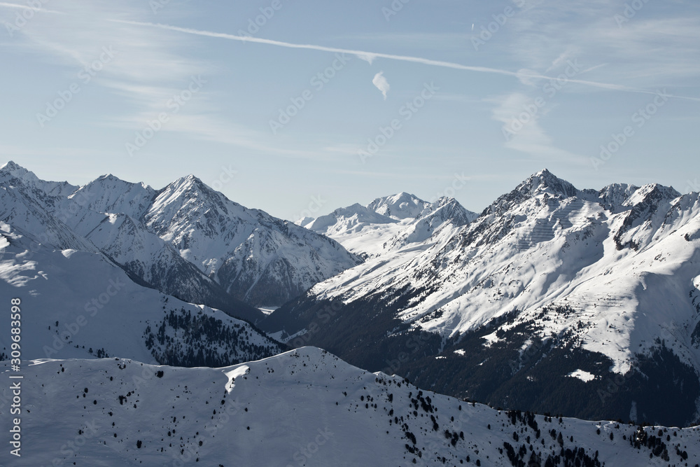 Obraz premium Blick von Innsbruck im Inntal in Tirol auf die schneebedeckten Gipfel der Nordkette im Winter. Bergpanorama