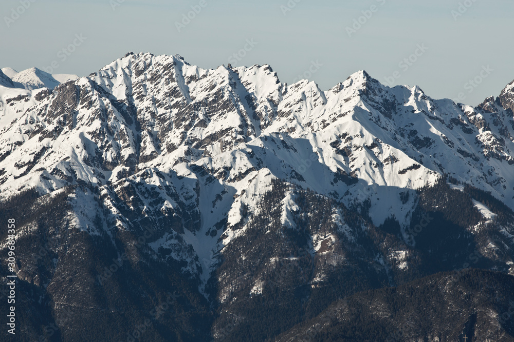 Blick von Innsbruck im Inntal in Tirol auf die schneebedeckten Gipfel und Berge der Nordkette im Winter