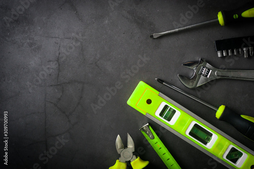Obraz na płótnie handyman services - black and green tools backgound w salonie