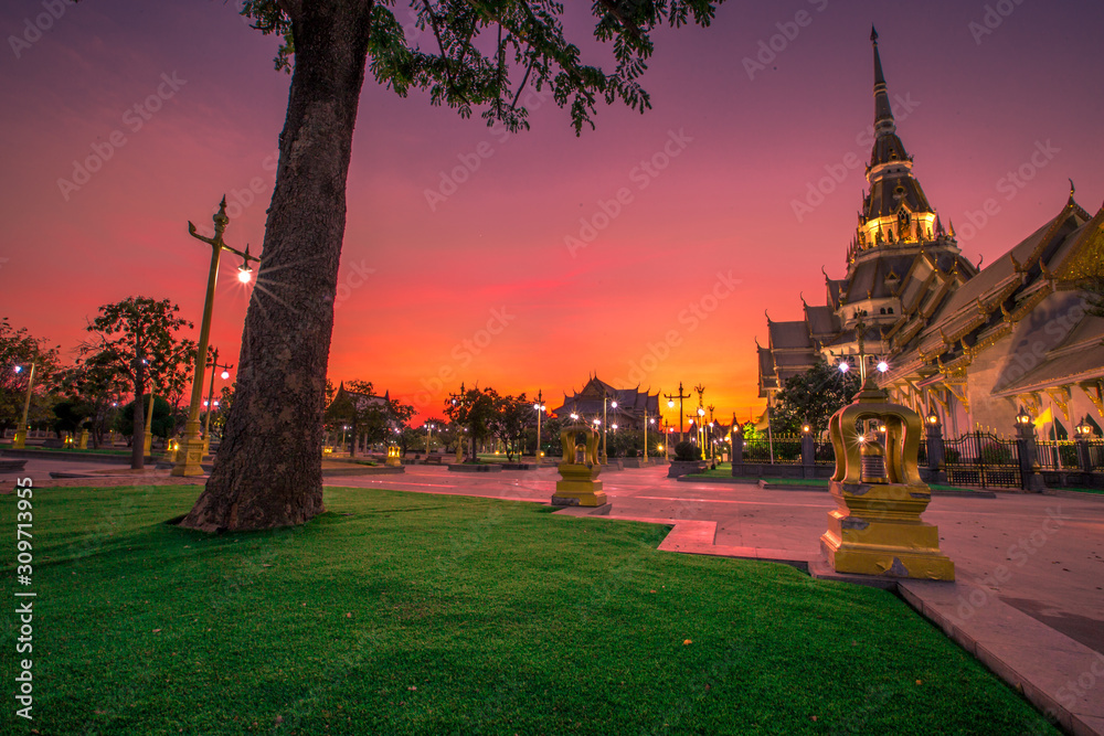 Obraz premium Background of one of the religious sites in Thailand (Wat Sothon Wararam Worawihan) in Chachoengsao, tourists always come to make merit.