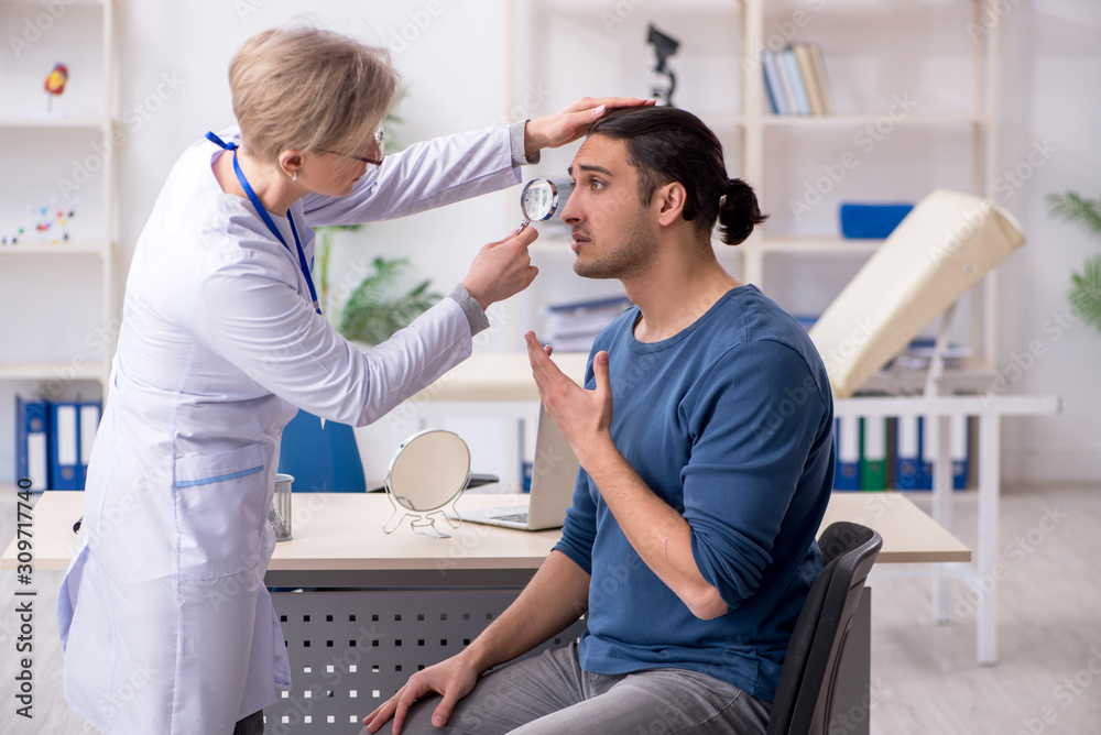 Obraz premium Young patient visiting doctor in hospital