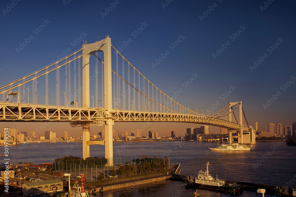 Fototapeta premium Beautiful Tokyo bay sunset with rainbow bridge closeup in Japan