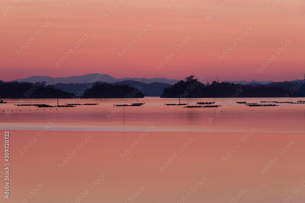 Fototapeta premium 壮観 大高森の夕日／日本三景松島／宮城県東松島市