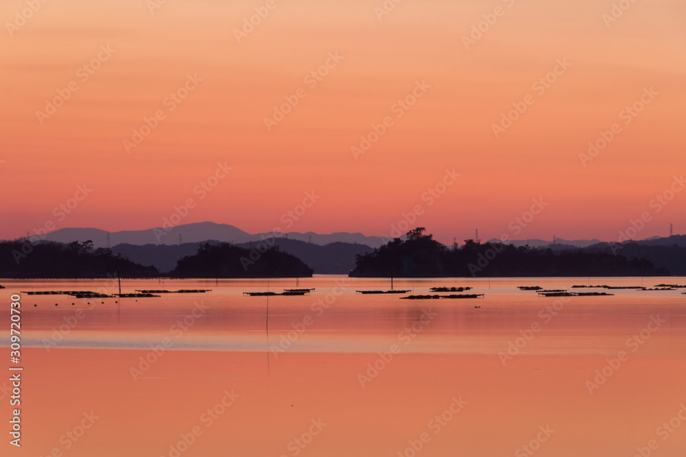Fototapeta premium 壮観 大高森の夕日／日本三景松島／宮城県東松島市