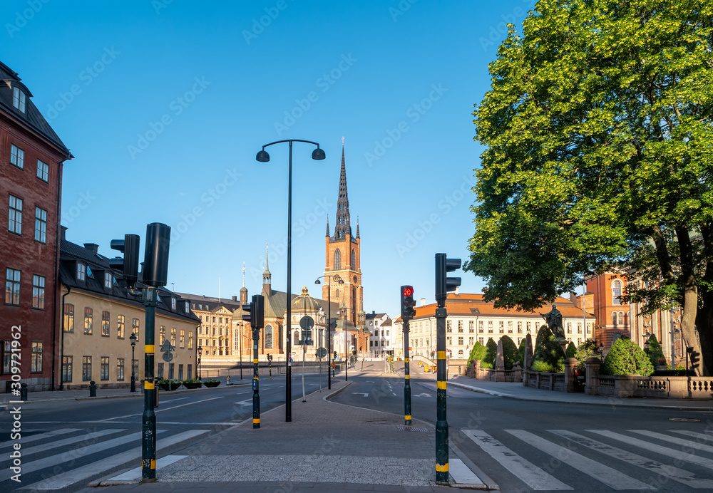 Obraz premium Highway with traffic lights leading to the island of Riddarholmen with Riddarholm Church. The old part of Stockholm, Sweden.