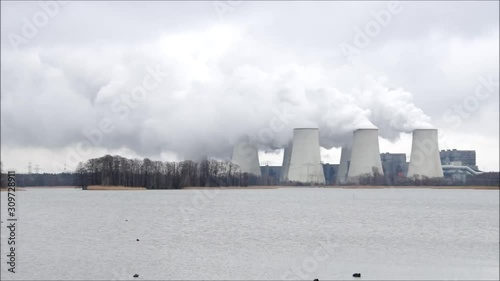 ein großes Kohlekraftwerk mit viel Rauch photo