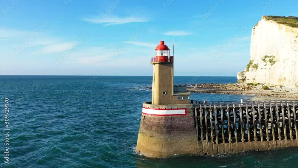 Entrée du port de Fécamp avec la ville et la plage en arrière plan