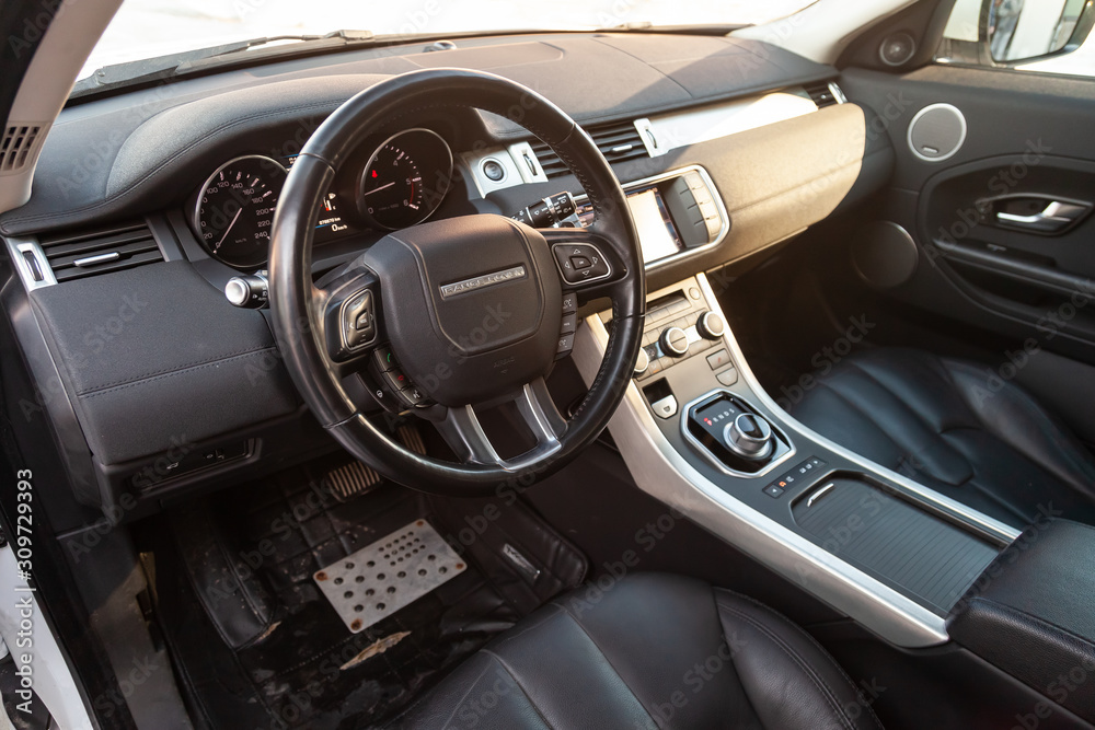 Fotografia do Stock View to the interior of Land Rover Evoque with dashboard, clock, media