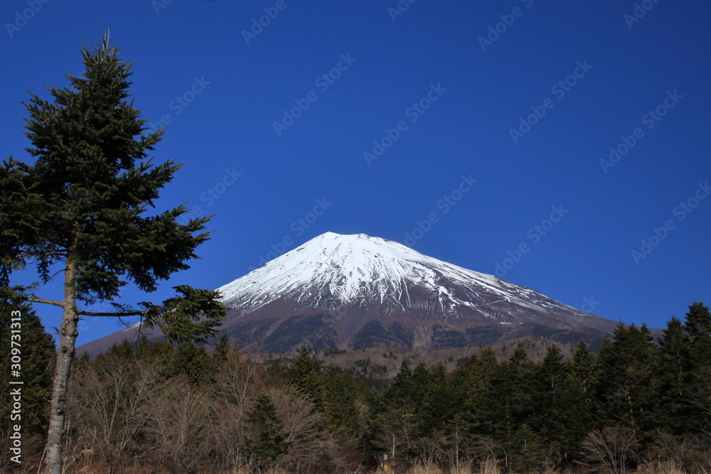 In autumn, hiking is probably the most rewarding way to see the beautiful nature areas of Japan. In autumn, hiking is probably the most rewarding way to see the beautiful nature areas of Japan.