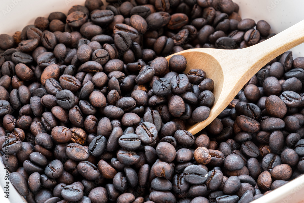 Fototapeta premium brown and black roasted arabica coffee baens. mashed roasted coffee beans is ingredients of espresso, cappuccino, latte, mocha, americano. coffee is favorite beverage at morning and afternoon break