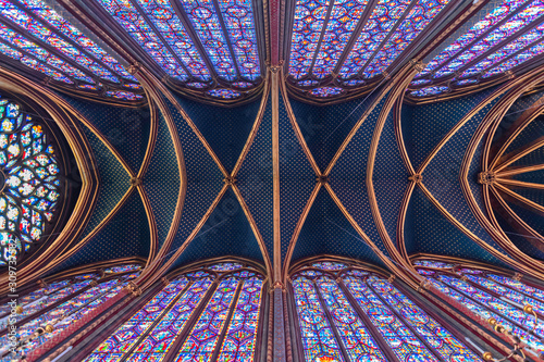 Fotobehang Paris, Les vitraux intérieurs de la Sainte Chapelle, île de la cité
