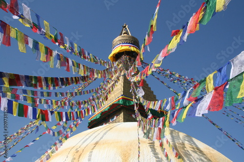 parte superior de stupa en Nepal con banderas de colores