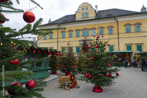 Weihnachten vor Schloss Hellbrunn in Salzburg, Österreich