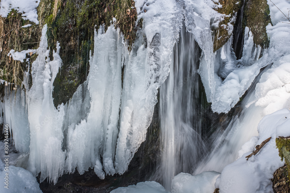 stuerzendes wasser mit eis und schnee stuerzendes wasser mit eis und schnee