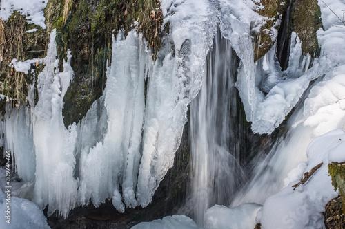 stuerzendes wasser mit eis und schnee