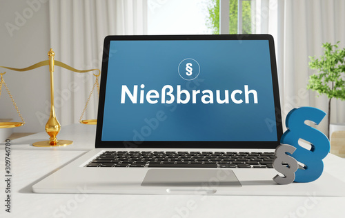 Nießbrauch – Recht, Gesetz, Internet. Laptop im Büro mit Begriff auf dem Monitor. Paragraf und Waage. .