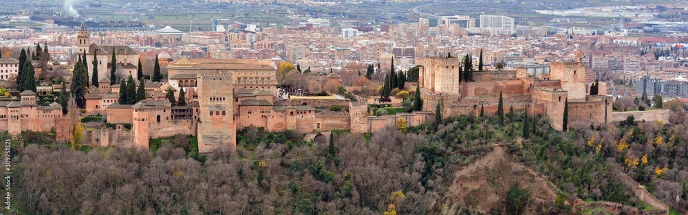 La Alhambra de Granada a finales de otoño desde un mirador del Sacromonte