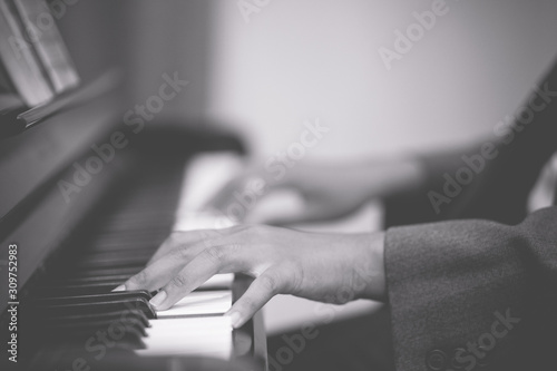Foto Man hands on grand piano for worship in Church