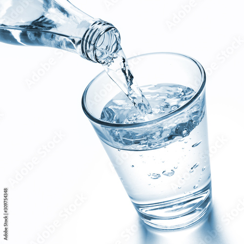Nalewanie wody do szklanki z butelki ze szkła