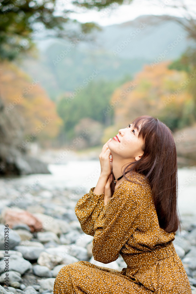 河原にいる女性 河原にいる女性