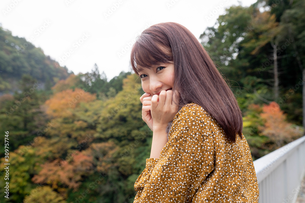 紅葉と女性 紅葉と女性