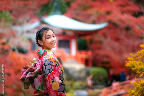 Foto Japanese girl in kimono traditional dress