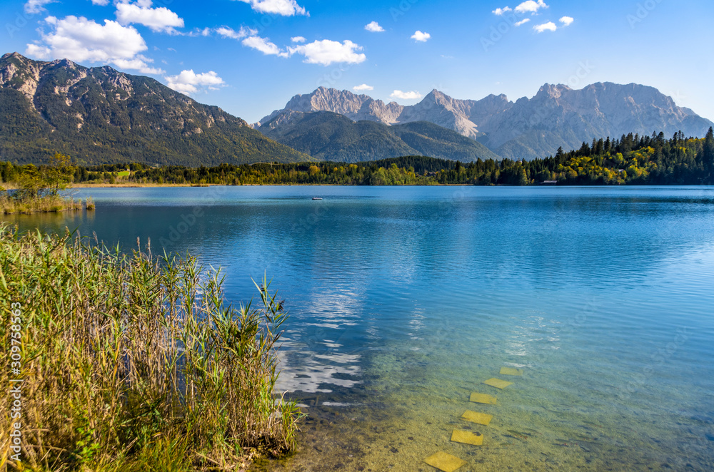 Traumhafte Bergkulisse am Barmsee, Nähe Krün in Bayern Traumhafte Bergkulisse am Barmsee, Nähe Krün in Bayern