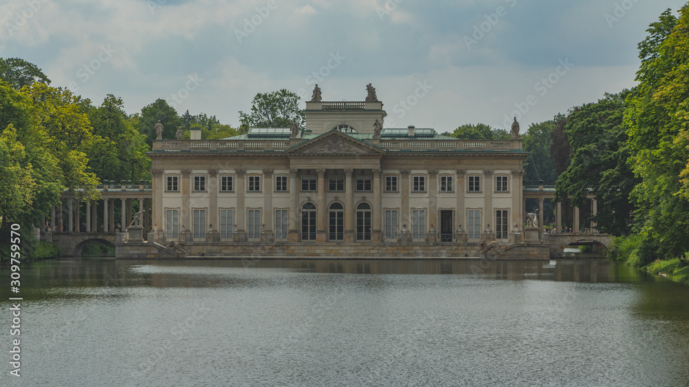 Pałac na wodzie w Warszawie