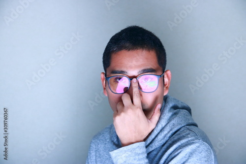 反射した眼鏡と考える男性