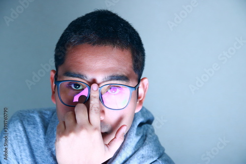 犯罪者のような顔をした鋭い目をしたメガネをした学生 Stock Photo Adobe Stock 犯罪者のような顔をした鋭い目をしたメガネをした学生 Stock Photo Adobe Stock