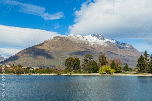 ニュージーランド　クイーンズタウンのワカティプ湖の風景とセシル・ピーク © pespiero