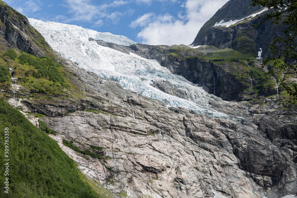Fototapeta premium Boyabreen Gletscher im Jostedalsbreen Nationalpark, Norwegen