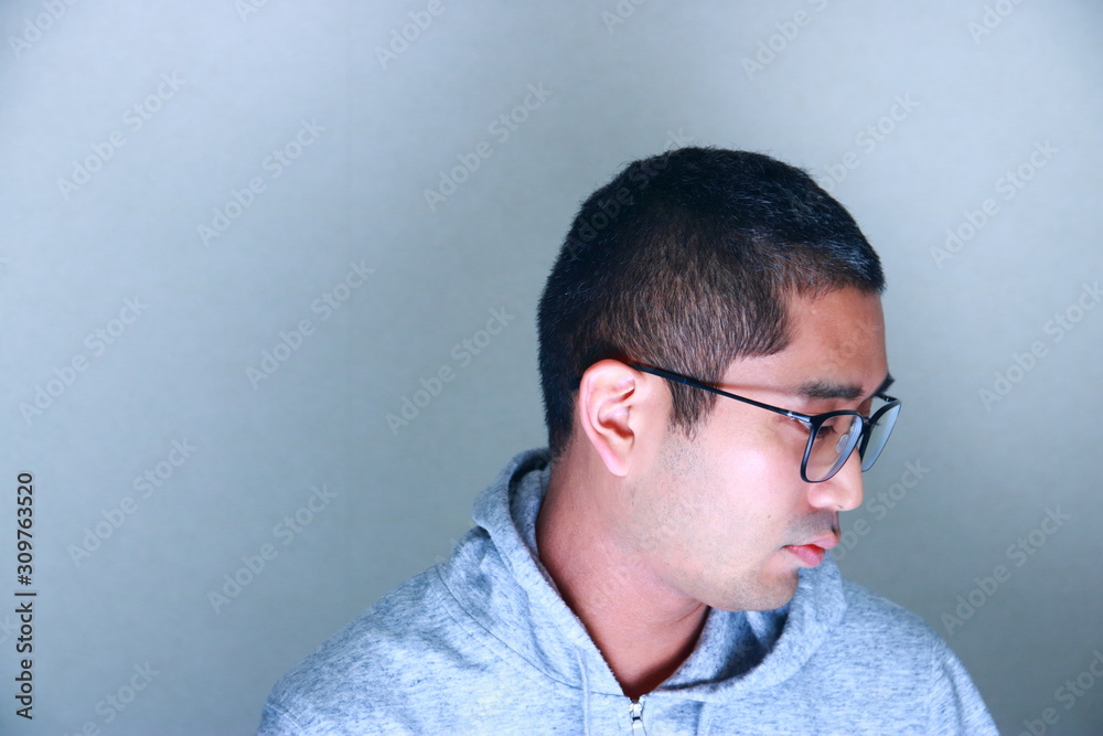 Fototapeta premium 知能犯とメガネと横顔